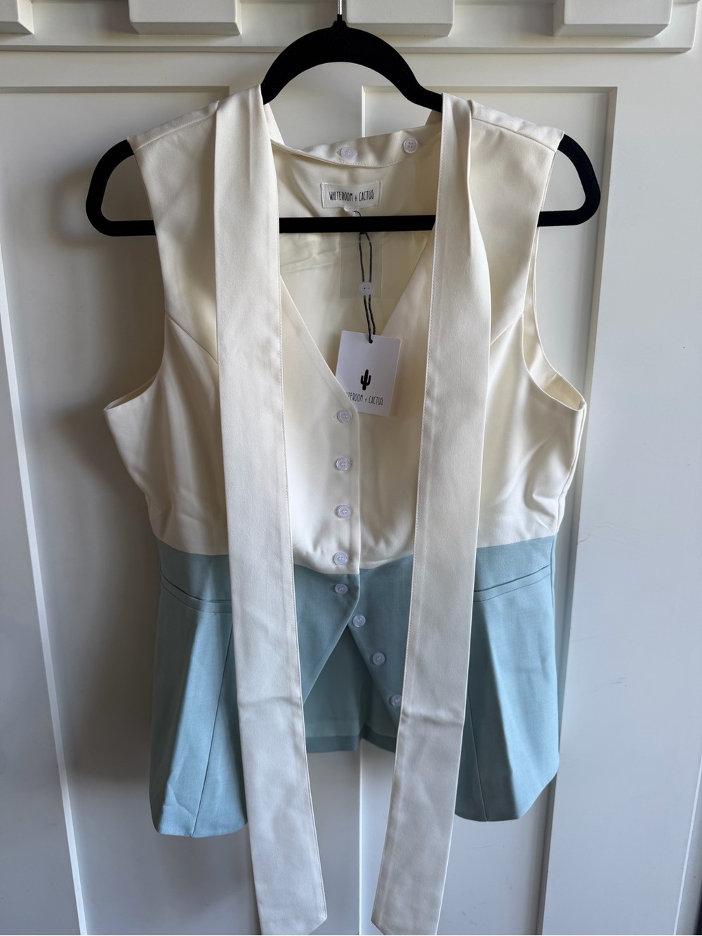 Whiteroom + Cactus CONTRASTED SLEEVELESS BUTTONDOWN TOP W REMOVEABLE TIE - NWT L